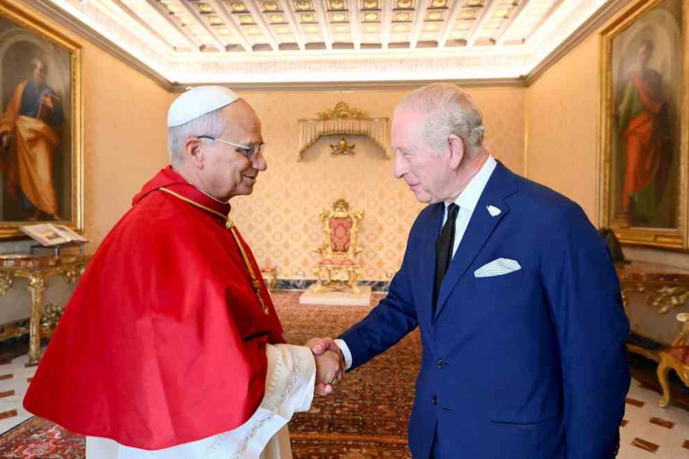 Rey Carlos III y papa León XIV rezan juntos en el Vaticano