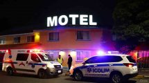 tragedia en un motel. Ambulancias y policías alrededor