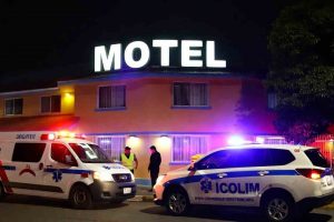 tragedia en un motel. Ambulancias y policías alrededor