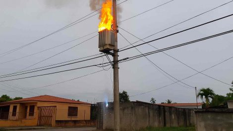 Explosión en poste de luz