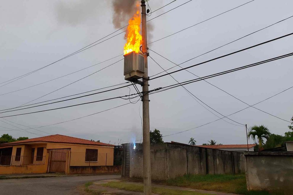 Explosión en poste de luz