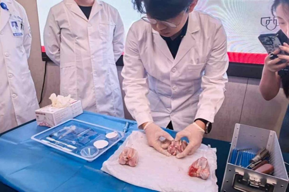 Investigadores chinos desarrollan un adhesivo biológico que repara huesos fracturados en solo tres minutos y revoluciona la traumatología.