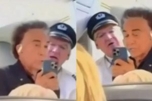 Luis Rodríguez El Puma bajado de un avión