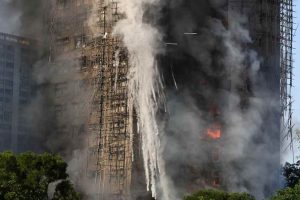Incendio de Hong Kong deja 55 muertos y 279 desaparecidos