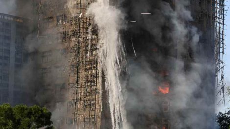 Incendio de Hong Kong deja 55 muertos y 279 desaparecidos