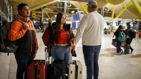 Venezolanos varados en el aeropuerto de Madrid