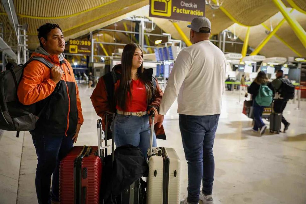 Venezolanos varados en el aeropuerto de Madrid