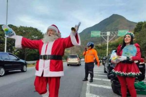 Santa de la Cota Mil inicia la Navidad en Caracas
