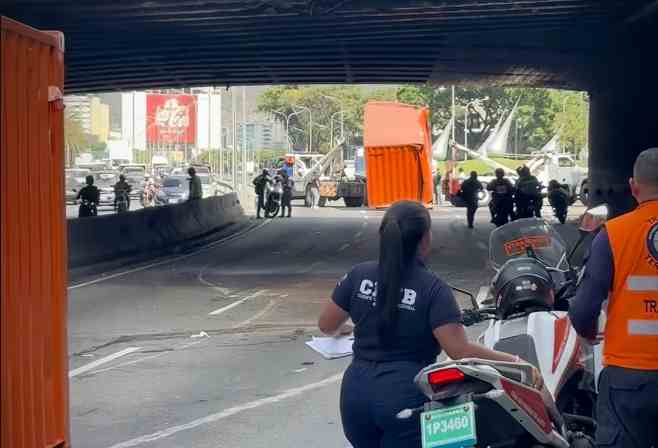 Accidente en la autopista Gran Cacique Guaicaipuro. Altura CCCT