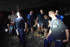 Bomberos rescatan a jóvenes desorientados en el Parque Municipal El Casupo en Valencia tras un operativo conjunto y exitoso.