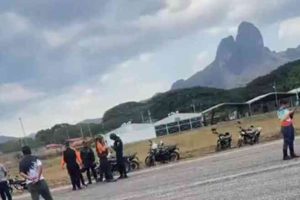 Un joven de 16 años murió tras ingresar con su motocicleta a la pista del aeropuerto José Rodríguez Sáez y colisionar con una avioneta durante el aterrizaje.