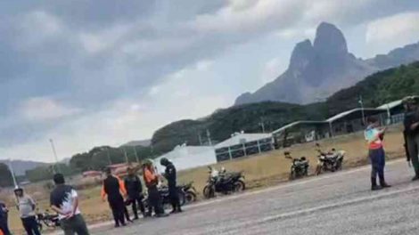 Un joven de 16 años murió tras ingresar con su motocicleta a la pista del aeropuerto José Rodríguez Sáez y colisionar con una avioneta durante el aterrizaje.