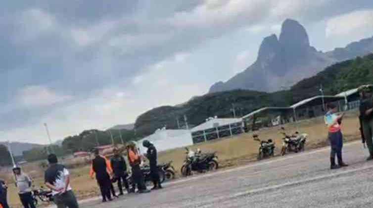 Un joven de 16 años murió tras ingresar con su motocicleta a la pista del aeropuerto José Rodríguez Sáez y colisionar con una avioneta durante el aterrizaje.