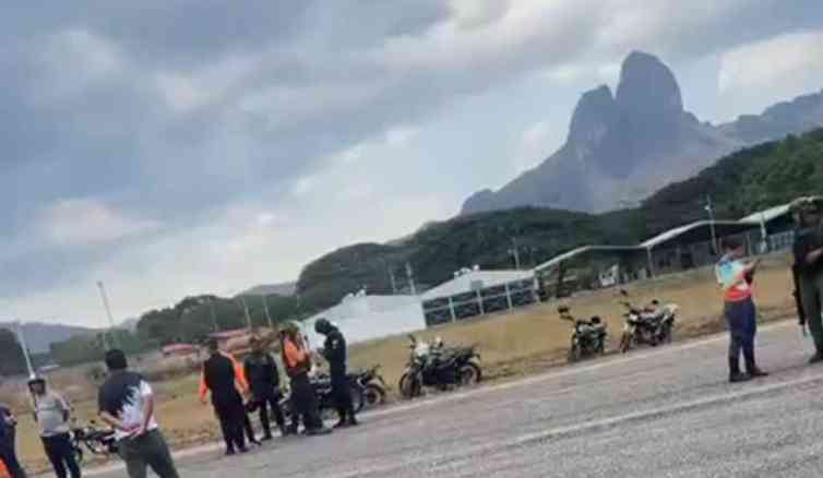 Un joven de 16 años murió tras ingresar con su motocicleta a la pista del aeropuerto José Rodríguez Sáez y colisionar con una avioneta durante el aterrizaje.