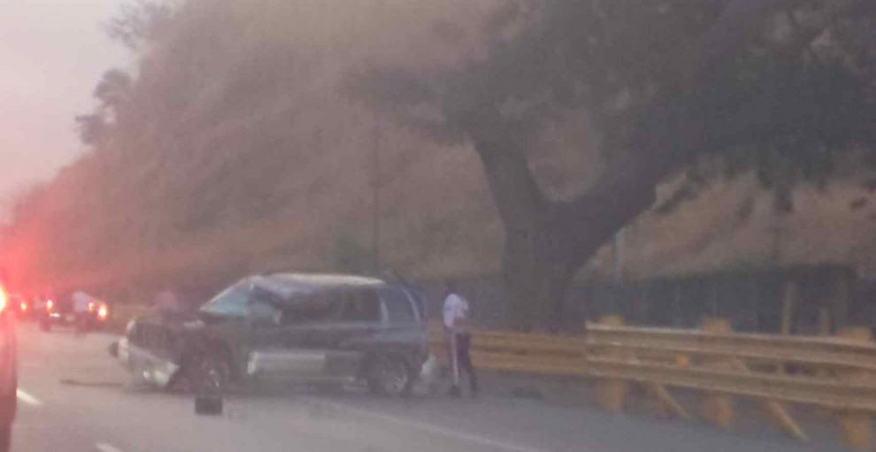 Un fallecido y una herida tras vuelco en el kilómetro 81 de la ARC tramo Aragua. El accidente ocurrió cerca del peaje de La Victoria.