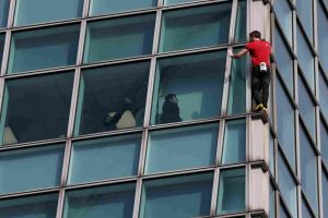 Alex Honnold escala el Taipei 101