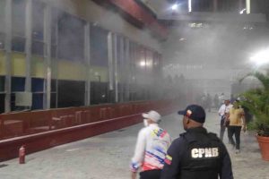 Un incendio en la sede del CNE en Plaza Caracas fue controlado por bomberos. No hubo heridos ni daños graves.