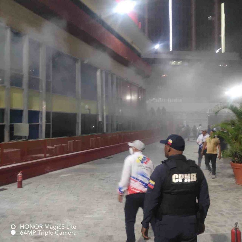 Un incendio en la sede del CNE en Plaza Caracas fue controlado por bomberos. No hubo heridos ni daños graves.