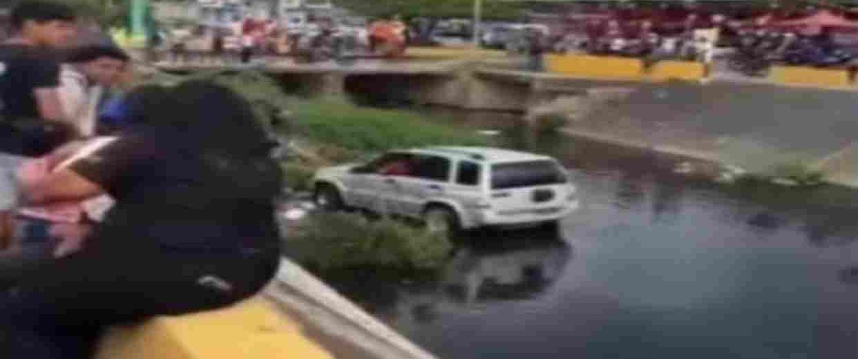 Camioneta cae a canal de drenaje en Puerto Cabello