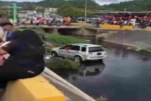 Camioneta cae a canal de drenaje en Puerto Cabello