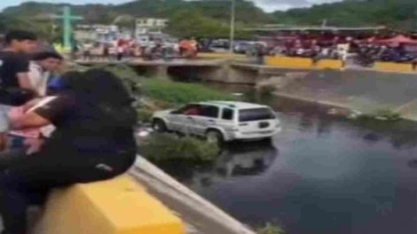 Camioneta cae a canal de drenaje en Puerto Cabello
