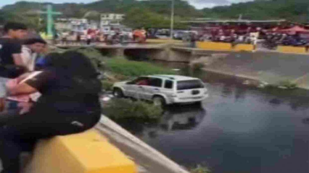 Camioneta cae a canal de drenaje en Puerto Cabello