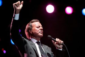 Julio Iglesias prepara respuesta a denuncias