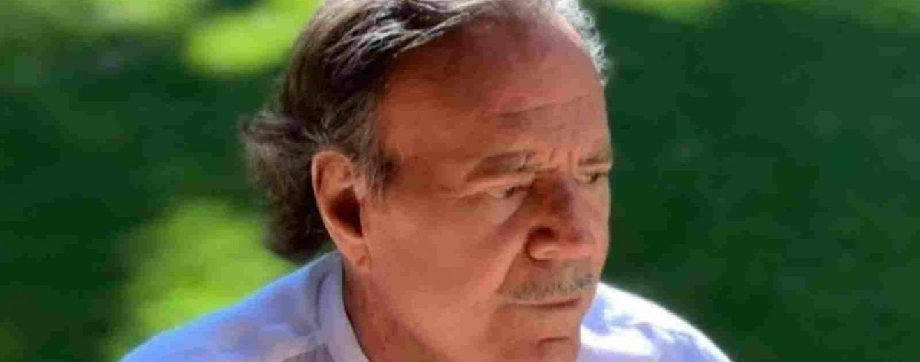 Extrabajadoras acusan a Julio Iglesias de agresiones