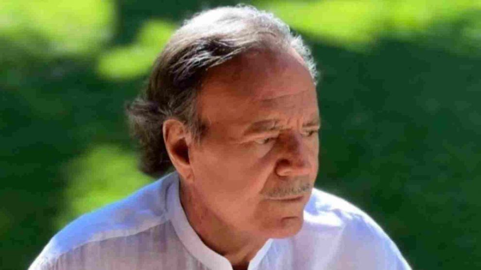 Extrabajadoras acusan a Julio Iglesias de agresiones