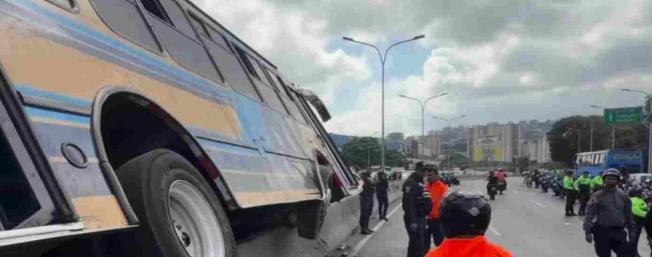 volcamiento de transporte público en Plaza Venezuela