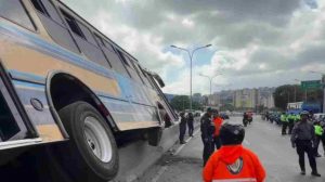 volcamiento de transporte público en Plaza Venezuela