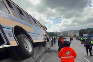 volcamiento de transporte público en Plaza Venezuela