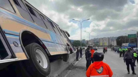 volcamiento de transporte público en Plaza Venezuela