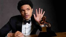 Amenaza legal de Trump surge tras comentario de Trevor Noah durante la gala de los premios Grammy.