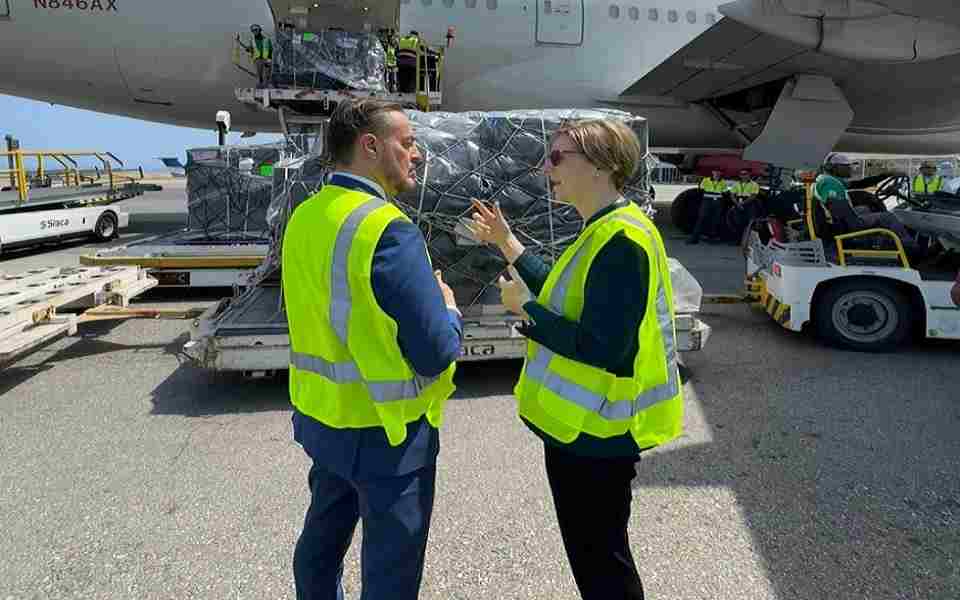 Cargamento de medicinas llega a Venezuela desde EE.UU.