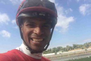 Efraín Arguinzones atrapado en Dubái tras cierre aéreo por bombardeos.