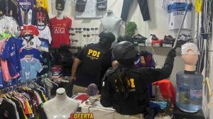 Venezolanos detenidos por mercancía pirata tras operativo en Santiago