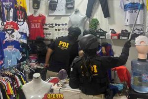Venezolanos detenidos por mercancía pirata tras operativo en Santiago