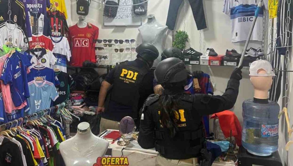 Venezolanos detenidos por mercancía pirata tras operativo en Santiago