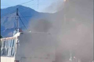 Camioneta incendiada en Maracay