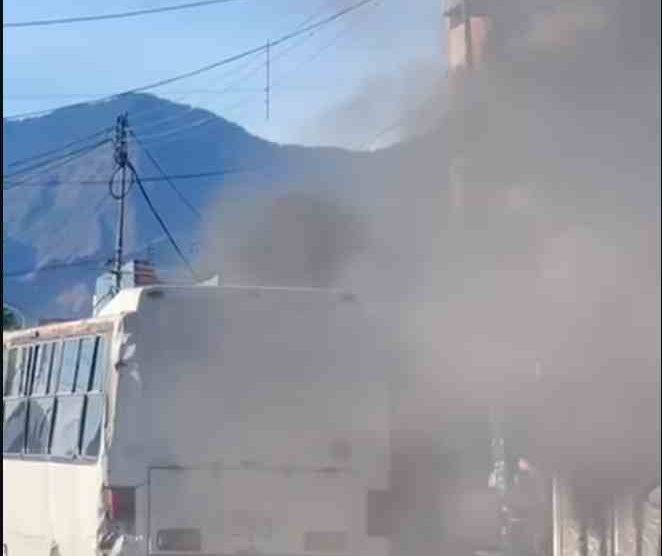 Camioneta incendiada en Maracay
