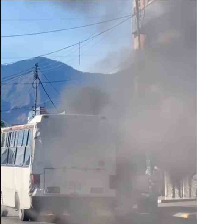 Camioneta incendiada en Maracay