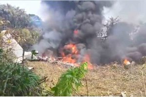 Avión de la Fuerza Aérea Colombiana accidentado en Putumayo con más de 100 personas a bordo tras despegar. Autoridades investigan causas.