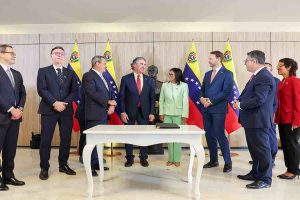 Delcy Rodríguez firma acuerdo con Shell para desarrollar campos Carito y Piritual en Monagas.