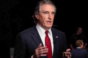 Doug Burgum podría visitar Caracas en horas