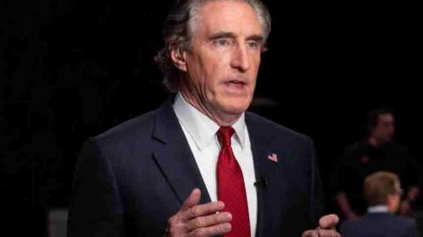 Doug Burgum podría visitar Caracas en horas