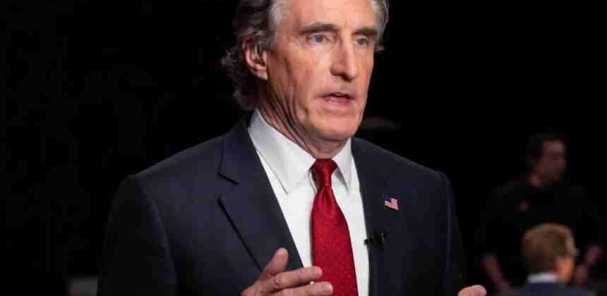 Doug Burgum podría visitar Caracas en horas