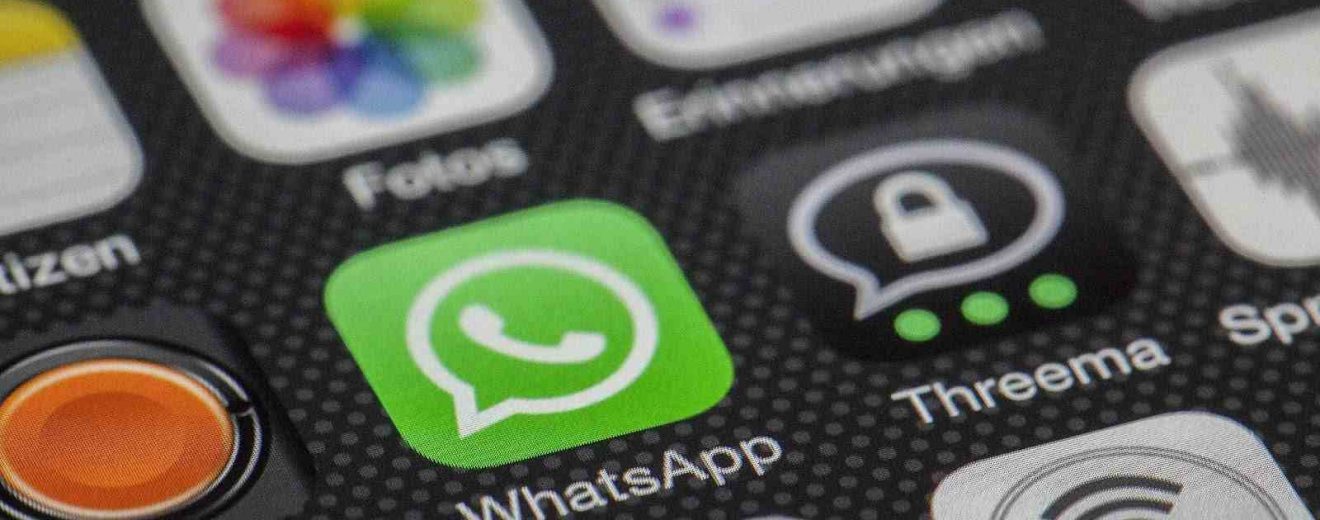 Los grupos de WhatsApp comparten pronósticos, y casi nadie comparte el resultado cuando falla