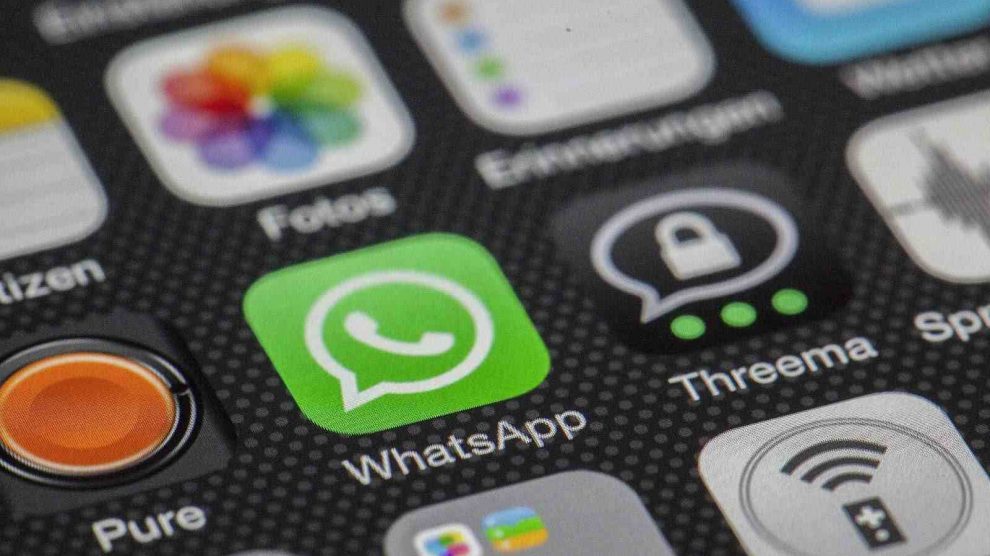 Los grupos de WhatsApp comparten pronósticos, y casi nadie comparte el resultado cuando falla