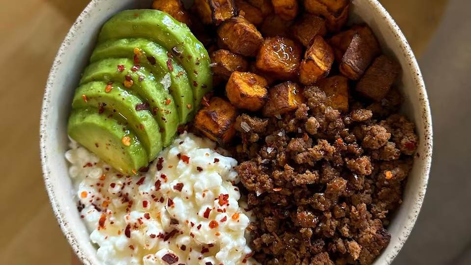 Bowl viral de aguacate con carne listo en minutos con ingredientes simples y saludables para una comida rápida y completa